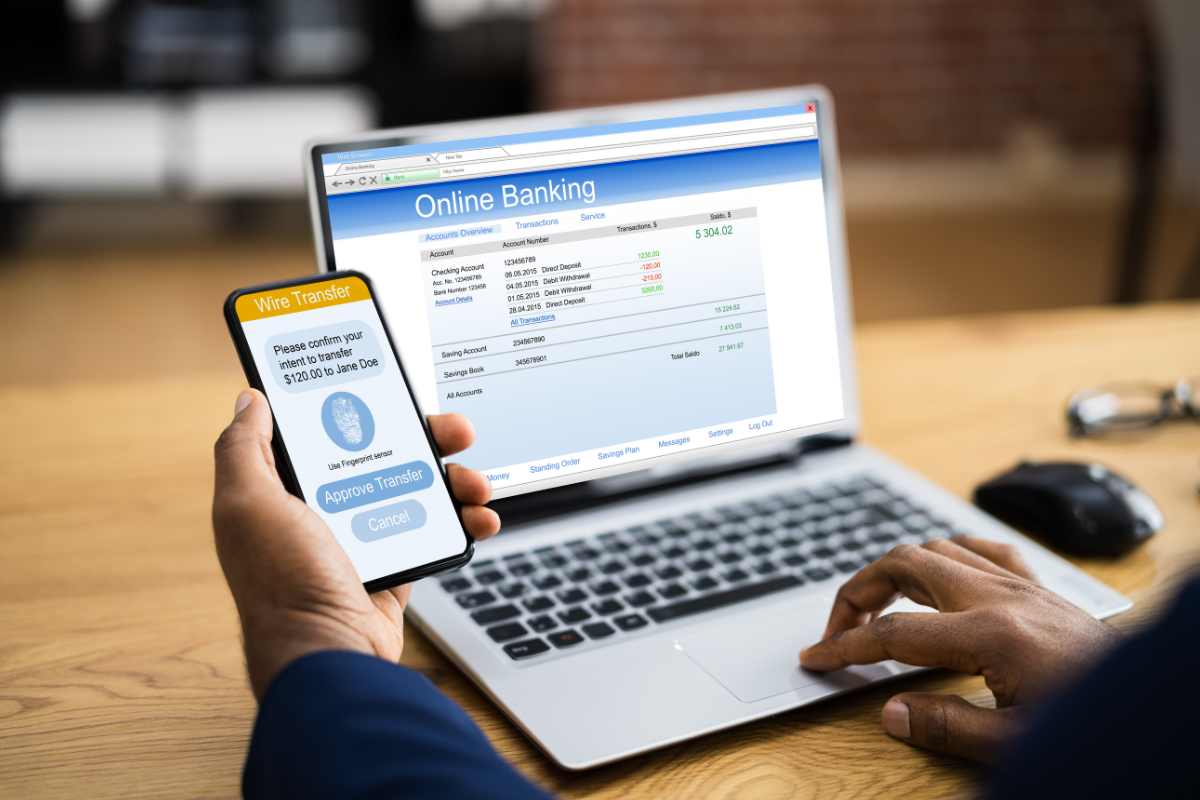 Bonifico online con smartphone e pc