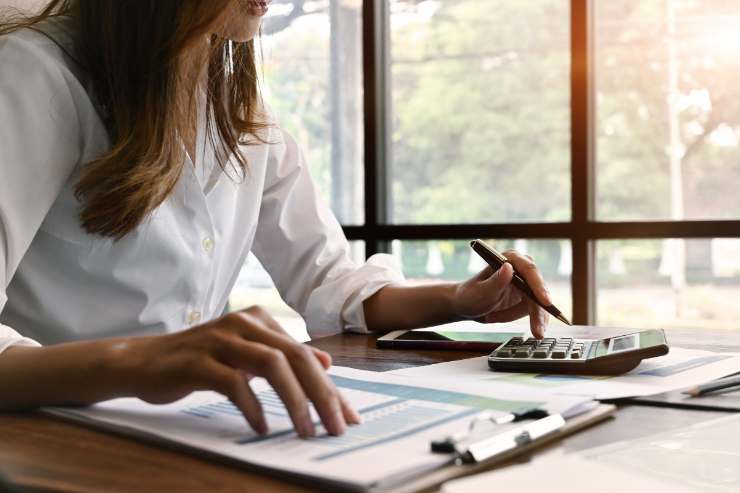 Donna fa conti con la calcolatrice