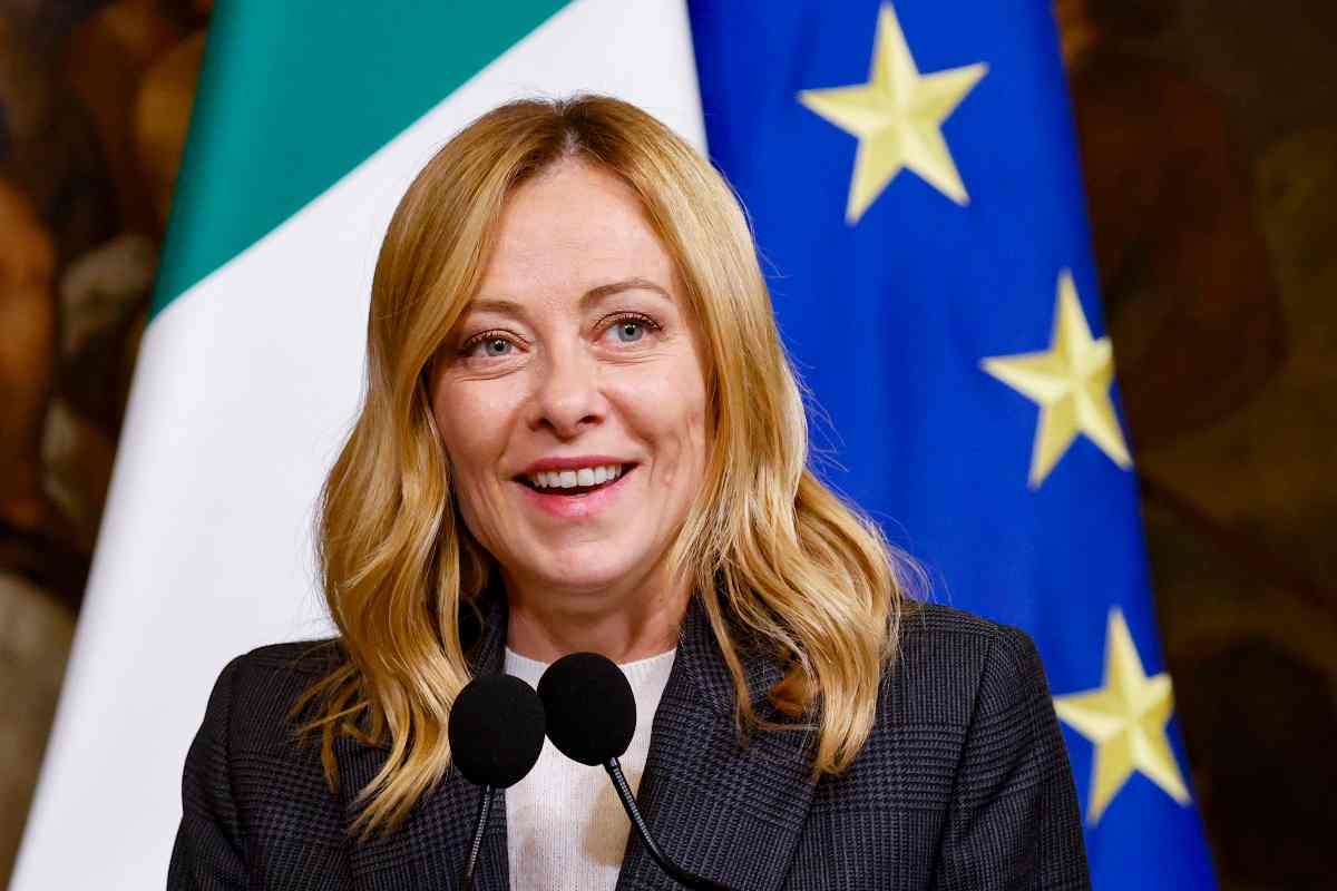 Giorgia Meloni sorride