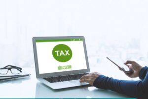 Un uomo paga le tasse dal pc