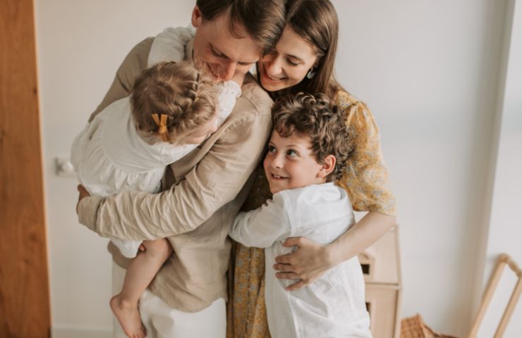 famiglia che si abbraccia