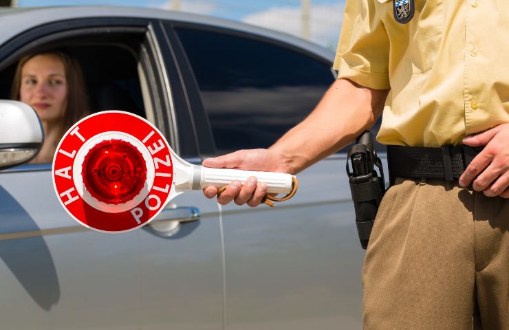 poliziotto che ferma automobilista