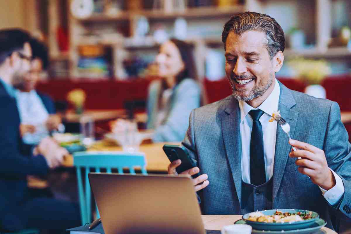 persona che lavora e mangia