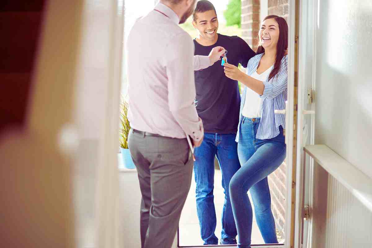 persona che consegna chiavi a dei giovani