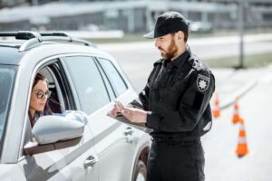 agente di polizia e donna in auto