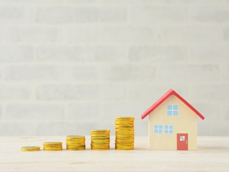 rappresentazione di casa e monete